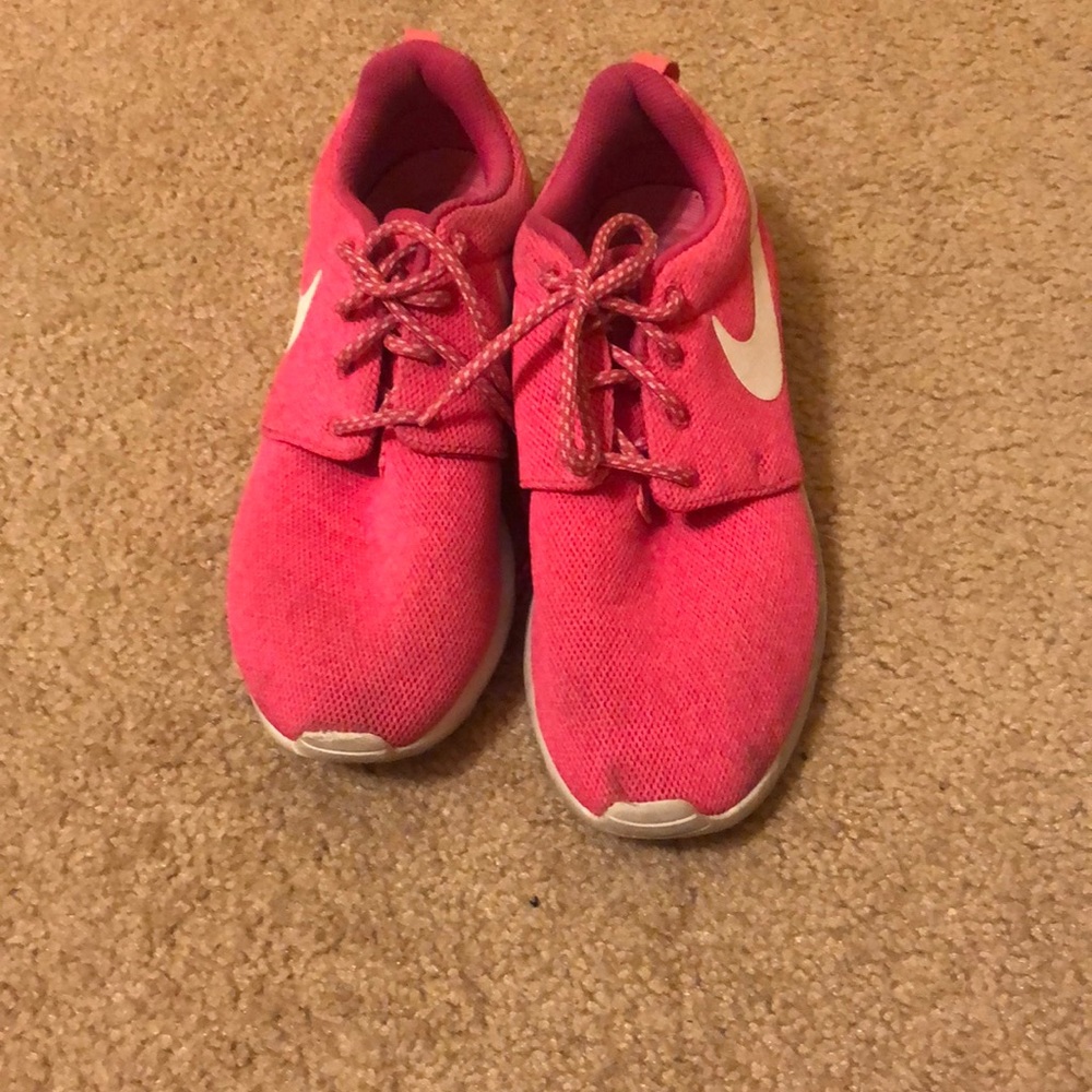 hot pink nike roshe one